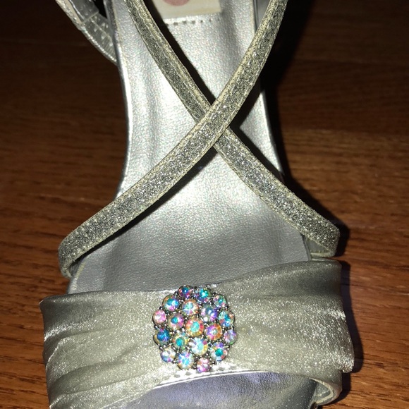 SPARKLY SLIVER HEELS SIZE 7 1/2 - Picture 3 of 4